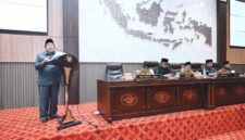 Foto: Wakil Bupati Sumenep KH. Imam Hasyim (kiri) bersama Ketua DPRD Sumenep H. Zainal Arifin dan para Wakil Ketua DPRD Sumenep saat memimpin Rapat Paripurna Penyampaian Nota Keuangan Raperda APBD T.A. 2027 di Gedung DPRD Sumenep.
