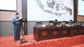 Foto: Wakil Bupati Sumenep KH. Imam Hasyim (kiri) bersama Ketua DPRD Sumenep H. Zainal Arifin dan para Wakil Ketua DPRD Sumenep saat memimpin Rapat Paripurna Penyampaian Nota Keuangan Raperda APBD T.A. 2027 di Gedung DPRD Sumenep.