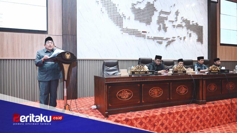 Foto: Wakil Bupati Sumenep KH. Imam Hasyim (kiri) bersama Ketua DPRD Sumenep H. Zainal Arifin dan para Wakil Ketua DPRD Sumenep saat memimpin Rapat Paripurna Penyampaian Nota Keuangan Raperda APBD T.A. 2027 di Gedung DPRD Sumenep.