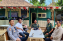 Foto: Kapolsek Kangean AKP Maliyanto Efendi (paling kiri) bersama Asisten Perhutani (Asper) BKPH Kangean Barat Sarihol (tengah) dan jajaran Perhutani KPH Madura saat menggelar pertemuan koordinasi pengamanan hutan di Kepulauan Kangean.