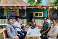 Foto: Kapolsek Kangean AKP Maliyanto Efendi (paling kiri) bersama Asisten Perhutani (Asper) BKPH Kangean Barat Sarihol (tengah) dan jajaran Perhutani KPH Madura saat menggelar pertemuan koordinasi pengamanan hutan di Kepulauan Kangean.