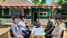Foto: Kapolsek Kangean AKP Maliyanto Efendi (paling kiri) bersama Asisten Perhutani (Asper) BKPH Kangean Barat Sarihol (tengah) dan jajaran Perhutani KPH Madura saat menggelar pertemuan koordinasi pengamanan hutan di Kepulauan Kangean.