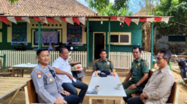 Foto: Kapolsek Kangean AKP Maliyanto Efendi (paling kiri) bersama Asisten Perhutani (Asper) BKPH Kangean Barat Sarihol (tengah) dan jajaran Perhutani KPH Madura saat menggelar pertemuan koordinasi pengamanan hutan di Kepulauan Kangean.