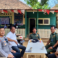 Foto: Kapolsek Kangean AKP Maliyanto Efendi (paling kiri) bersama Asisten Perhutani (Asper) BKPH Kangean Barat Sarihol (tengah) dan jajaran Perhutani KPH Madura saat menggelar pertemuan koordinasi pengamanan hutan di Kepulauan Kangean.