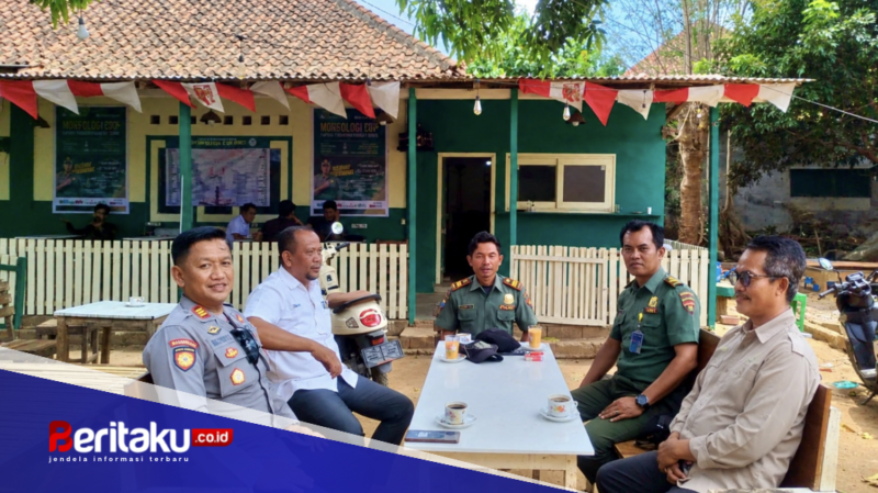 Foto: Kapolsek Kangean AKP Maliyanto Efendi (paling kiri) bersama Asisten Perhutani (Asper) BKPH Kangean Barat Sarihol (tengah) dan jajaran Perhutani KPH Madura saat menggelar pertemuan koordinasi pengamanan hutan di Kepulauan Kangean.