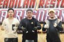 Foto: Petugas Satresnarkoba Polresta Sumenep memperlihatkan barang bukti berupa paket sabu, dua unit gawai, pipet kaca, serta alat hisap (bong) usai menangkap dua tersangka di Kecamatan Saronggi.