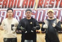 Foto: Petugas Satresnarkoba Polresta Sumenep memperlihatkan barang bukti berupa paket sabu, dua unit gawai, pipet kaca, serta alat hisap (bong) usai menangkap dua tersangka di Kecamatan Saronggi.