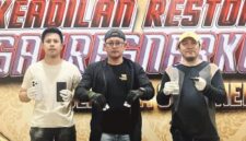 Foto: Petugas Satresnarkoba Polresta Sumenep memperlihatkan barang bukti berupa paket sabu, dua unit gawai, pipet kaca, serta alat hisap (bong) usai menangkap dua tersangka di Kecamatan Saronggi.