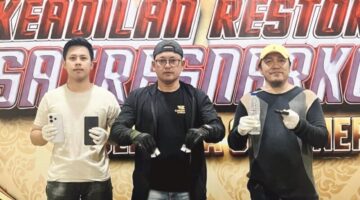 Foto: Petugas Satresnarkoba Polresta Sumenep memperlihatkan barang bukti berupa paket sabu, dua unit gawai, pipet kaca, serta alat hisap (bong) usai menangkap dua tersangka di Kecamatan Saronggi.