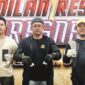 Foto: Petugas Satresnarkoba Polresta Sumenep memperlihatkan barang bukti berupa paket sabu, dua unit gawai, pipet kaca, serta alat hisap (bong) usai menangkap dua tersangka di Kecamatan Saronggi.