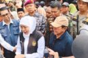 Foto: Gubernur Jawa Timur Khofifah Indar Parawansa (tengah berkerudung putih) didampingi jajaran pejabat Pemprov Jatim, TNI AL (Marir), dan Pemkab Sumenep saat memberikan wawancara media dalam rangkaian kunjungan kerja di Pantai Slopeng, Kabupaten Sumenep.