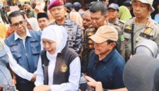 Foto: Gubernur Jawa Timur Khofifah Indar Parawansa (tengah berkerudung putih) didampingi jajaran pejabat Pemprov Jatim, TNI AL (Marir), dan Pemkab Sumenep saat memberikan wawancara media dalam rangkaian kunjungan kerja di Pantai Slopeng, Kabupaten Sumenep.