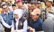 Dorong IPM Pesisir Madura, Khofifah Salurkan Bantuan Kesehatan dan Ekonomi di Pantai Slopeng Sumenep