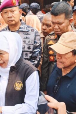 Dorong IPM Pesisir Madura, Khofifah Salurkan Bantuan Kesehatan dan Ekonomi di Pantai Slopeng Sumenep