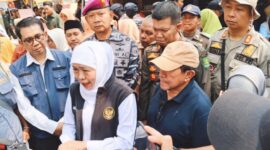 Foto: Gubernur Jawa Timur Khofifah Indar Parawansa (tengah berkerudung putih) didampingi jajaran pejabat Pemprov Jatim, TNI AL (Marir), dan Pemkab Sumenep saat memberikan wawancara media dalam rangkaian kunjungan kerja di Pantai Slopeng, Kabupaten Sumenep.