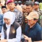 Foto: Gubernur Jawa Timur Khofifah Indar Parawansa (tengah berkerudung putih) didampingi jajaran pejabat Pemprov Jatim, TNI AL (Marir), dan Pemkab Sumenep saat memberikan wawancara media dalam rangkaian kunjungan kerja di Pantai Slopeng, Kabupaten Sumenep.
