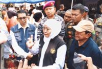 Foto: Gubernur Jawa Timur Khofifah Indar Parawansa (tengah berkerudung putih) didampingi Wakil Bupati Sumenep KH. Imam Hasyim (kanan), jajaran TNI AL, dan Pejabat Pemprov Jatim saat memberikan keterangan pers dalam acara Sapa Bansos dan Baksos di Pantai Slopeng, Sumenep.