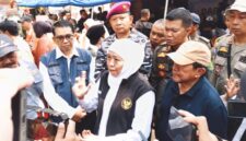 Foto: Gubernur Jawa Timur Khofifah Indar Parawansa (tengah berkerudung putih) didampingi Wakil Bupati Sumenep KH. Imam Hasyim (kanan), jajaran TNI AL, dan Pejabat Pemprov Jatim saat memberikan keterangan pers dalam acara Sapa Bansos dan Baksos di Pantai Slopeng, Sumenep.
