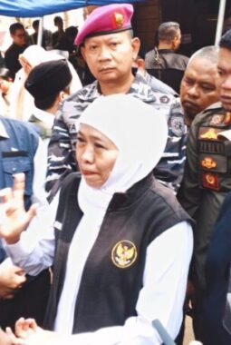 Hari Jadi ke-81 Jatim, Khofifah dan Wabup KH Imam Hasyim Tinjau Sapa Bansos Terpadu di Slopeng