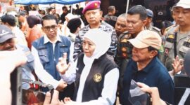 Foto: Gubernur Jawa Timur Khofifah Indar Parawansa (tengah berkerudung putih) didampingi Wakil Bupati Sumenep KH. Imam Hasyim (kanan), jajaran TNI AL, dan Pejabat Pemprov Jatim saat memberikan keterangan pers dalam acara Sapa Bansos dan Baksos di Pantai Slopeng, Sumenep.