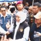 Foto: Gubernur Jawa Timur Khofifah Indar Parawansa (tengah berkerudung putih) didampingi Wakil Bupati Sumenep KH. Imam Hasyim (kanan), jajaran TNI AL, dan Pejabat Pemprov Jatim saat memberikan keterangan pers dalam acara Sapa Bansos dan Baksos di Pantai Slopeng, Sumenep.