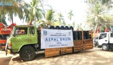 Foto: Satu unit truk bermuatan puluhan drum aspal bantuan Gubernur Jawa Timur yang diserahkan secara simbolis saat kunjungan kerja di Pantai Slopeng, Kabupaten Sumenep.