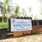 Foto: Satu unit truk bermuatan puluhan drum aspal bantuan Gubernur Jawa Timur yang diserahkan secara simbolis saat kunjungan kerja di Pantai Slopeng, Kabupaten Sumenep.