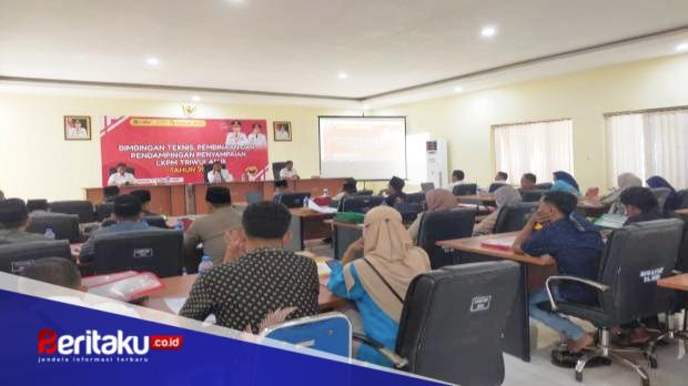 Foto: Suasana Bimbingan Teknis (Bimtek) Pembinaan dan Pendampingan Penyampaian Laporan Kegiatan Penanaman Modal (LKPM) Triwulan III Tahun 2026 bagi pelaku usaha di Aula Kantor DPMPTSP Kabupaten Sumenep.