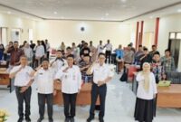 Foto: Kepala DPMPTSP Kabupaten Sumenep Heru Santoso, S.STP., M.H. (tiga dari kiri depan), bersama jajaran dan para pelaku usaha melakukan salam komando usai kegiatan bimbingan teknis pelaporan LKPM.