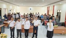 Foto: Kepala DPMPTSP Kabupaten Sumenep Heru Santoso, S.STP., M.H. (tiga dari kiri depan), bersama jajaran dan para pelaku usaha melakukan salam komando usai kegiatan bimbingan teknis pelaporan LKPM.