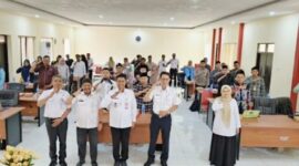 Foto: Kepala DPMPTSP Kabupaten Sumenep Heru Santoso, S.STP., M.H. (tiga dari kiri depan), bersama jajaran dan para pelaku usaha melakukan salam komando usai kegiatan bimbingan teknis pelaporan LKPM.