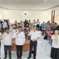 Foto: Kepala DPMPTSP Kabupaten Sumenep Heru Santoso, S.STP., M.H. (tiga dari kiri depan), bersama jajaran dan para pelaku usaha melakukan salam komando usai kegiatan bimbingan teknis pelaporan LKPM.