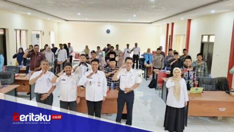 Foto: Kepala DPMPTSP Kabupaten Sumenep Heru Santoso, S.STP., M.H. (tiga dari kiri depan), bersama jajaran dan para pelaku usaha melakukan salam komando usai kegiatan bimbingan teknis pelaporan LKPM.