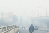 Foto: Kondisi lalu lintas di jalan protokol Kota Palembang yang diselimuti kabut asap pekat akibat kebakaran hutan dan lahan (karhutla), membatasi jarak pandang pengguna jalan.