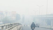 Foto: Kondisi lalu lintas di jalan protokol Kota Palembang yang diselimuti kabut asap pekat akibat kebakaran hutan dan lahan (karhutla), membatasi jarak pandang pengguna jalan.
