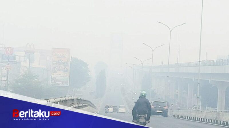 Foto: Kondisi lalu lintas di jalan protokol Kota Palembang yang diselimuti kabut asap pekat akibat kebakaran hutan dan lahan (karhutla), membatasi jarak pandang pengguna jalan.