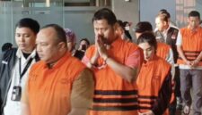 Foto: Para tersangka kasus dugaan korupsi Dana Siap Pakai (DSP) kebencanaan di lingkungan BNPB saat digiring petugas menuju Rutan KPK usai penetapan status hukum di Jakarta.