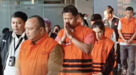 Foto: Para tersangka kasus dugaan korupsi Dana Siap Pakai (DSP) kebencanaan di lingkungan BNPB saat digiring petugas menuju Rutan KPK usai penetapan status hukum di Jakarta.
