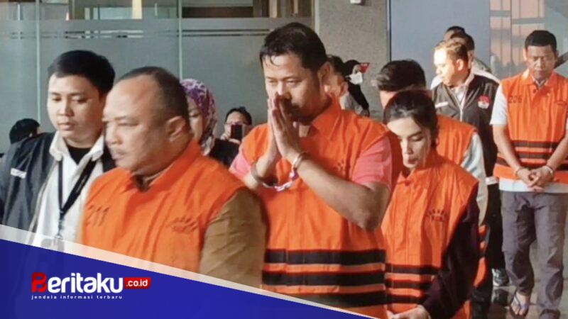 Foto: Para tersangka kasus dugaan korupsi Dana Siap Pakai (DSP) kebencanaan di lingkungan BNPB saat digiring petugas menuju Rutan KPK usai penetapan status hukum di Jakarta.