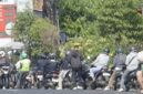 Foto: Deretan antrean panjang pengendara sepeda motor hingga meluber ke bahu jalan di salah satu SPBU di wilayah Denpasar, Bali, menyusul belum pulihnya distribusi pasokan BBM Pertamina.