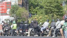 Foto: Deretan antrean panjang pengendara sepeda motor hingga meluber ke bahu jalan di salah satu SPBU di wilayah Denpasar, Bali, menyusul belum pulihnya distribusi pasokan BBM Pertamina.