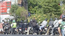 Foto: Deretan antrean panjang pengendara sepeda motor hingga meluber ke bahu jalan di salah satu SPBU di wilayah Denpasar, Bali, menyusul belum pulihnya distribusi pasokan BBM Pertamina.