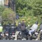 Foto: Deretan antrean panjang pengendara sepeda motor hingga meluber ke bahu jalan di salah satu SPBU di wilayah Denpasar, Bali, menyusul belum pulihnya distribusi pasokan BBM Pertamina.