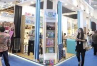 Foto: Suasana stan pameran Pemerintah Kota Tangerang Selatan melalui Disperindag Tangsel di Hall 8 ICE BSD Tangerang yang memajang produk unggulan IKM mulai dari produk pembersih Snap Clean, panel surya, hingga fesyen dan bumbu olahan.