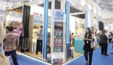 Foto: Suasana stan pameran Pemerintah Kota Tangerang Selatan melalui Disperindag Tangsel di Hall 8 ICE BSD Tangerang yang memajang produk unggulan IKM mulai dari produk pembersih Snap Clean, panel surya, hingga fesyen dan bumbu olahan.