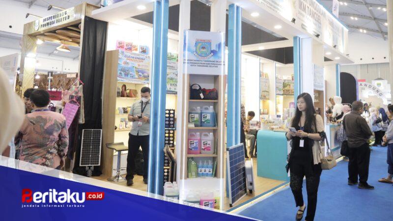 Foto: Suasana stan pameran Pemerintah Kota Tangerang Selatan melalui Disperindag Tangsel di Hall 8 ICE BSD Tangerang yang memajang produk unggulan IKM mulai dari produk pembersih Snap Clean, panel surya, hingga fesyen dan bumbu olahan.
