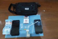 Foto: Barang bukti berupa tiga plastik klip berisi sabu, alat hisap (bong), pipet kaca, dua unit telepon genggam, uang tunai Rp1,4 juta, bungkus rokok, dan tas selempang hitam hasil pengungkapan Polsek Sapeken.