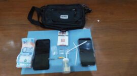 Foto: Barang bukti berupa tiga plastik klip berisi sabu, alat hisap (bong), pipet kaca, dua unit telepon genggam, uang tunai Rp1,4 juta, bungkus rokok, dan tas selempang hitam hasil pengungkapan Polsek Sapeken.