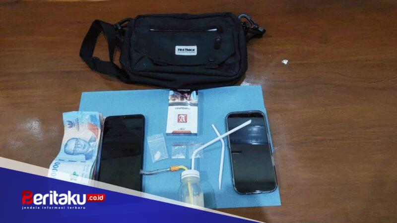 Foto: Barang bukti berupa tiga plastik klip berisi sabu, alat hisap (bong), pipet kaca, dua unit telepon genggam, uang tunai Rp1,4 juta, bungkus rokok, dan tas selempang hitam hasil pengungkapan Polsek Sapeken.