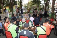 Foto: Kapolresta Sumenep Kombes Pol. Ariek Indra Sentanu, S.H., S.I.K., M.H. (tengah), didampingi Pejabat Utama Polresta Sumenep saat berbincang hangat bersama para pengemudi ojek online (Gojek, Grab, ShopeeFood) dan warga di kawasan Taman Bunga Sumenep.
